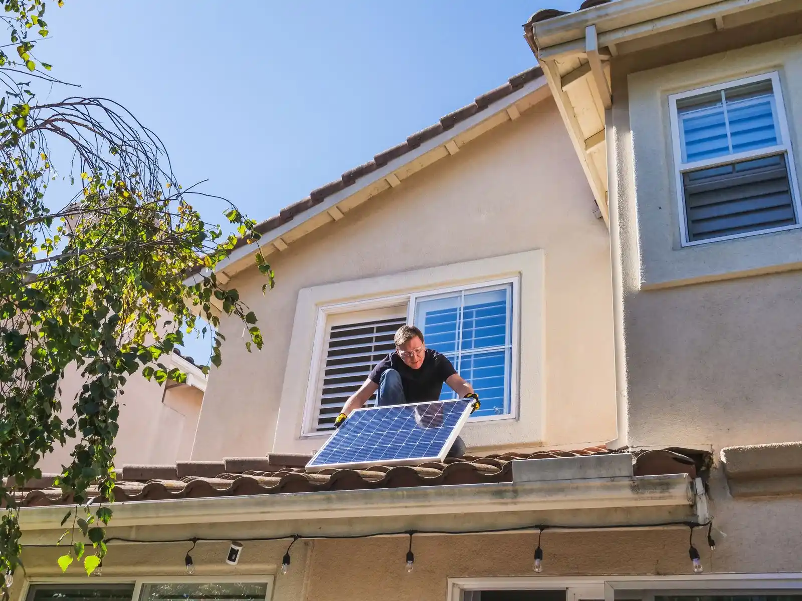 how to clean rooftop solar panels hero